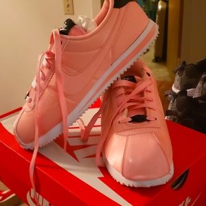 Nike

Nike Cortez Basic TXT VDAY (GS) B